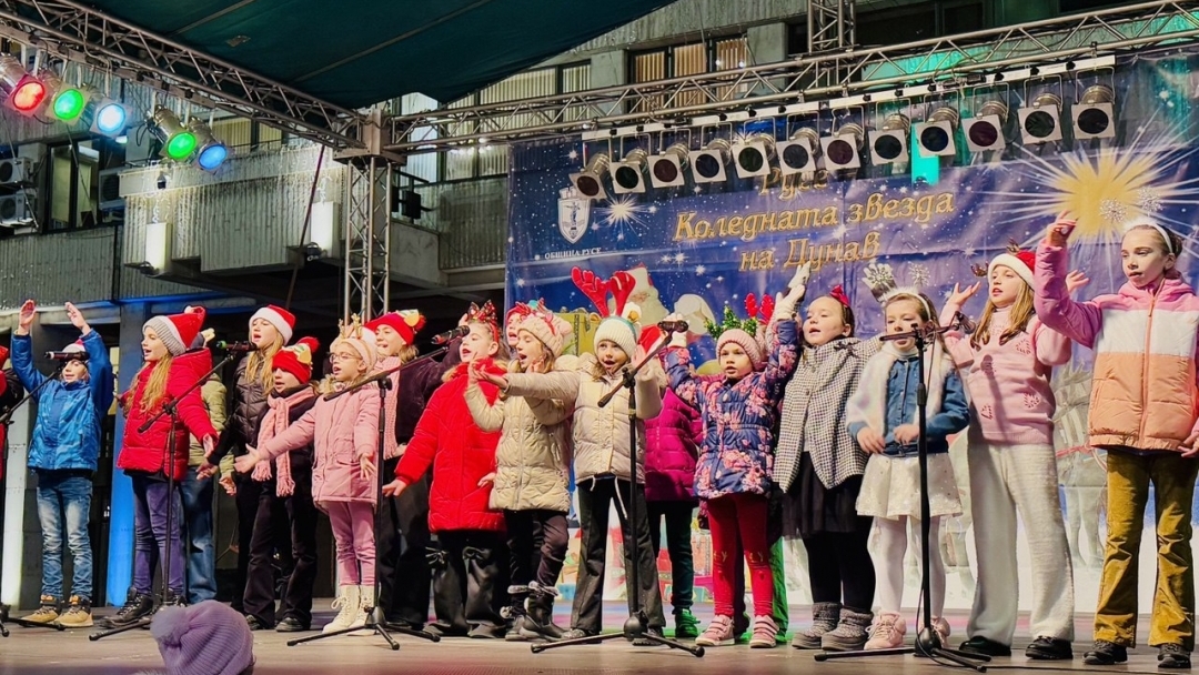 Кметът Пенчо Милков запали светлините на Коледната елха в Русе  