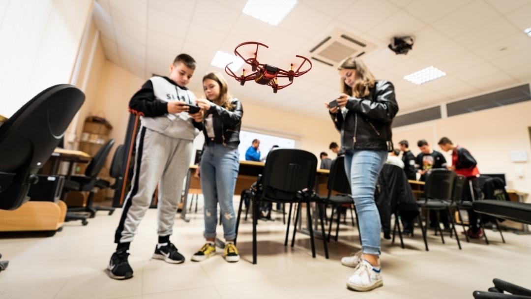 Ученици от СУ „Васил Левски“ участваха в занятия по блоково програмиране на дронове в Русенски университет „Ангел Кънчев“