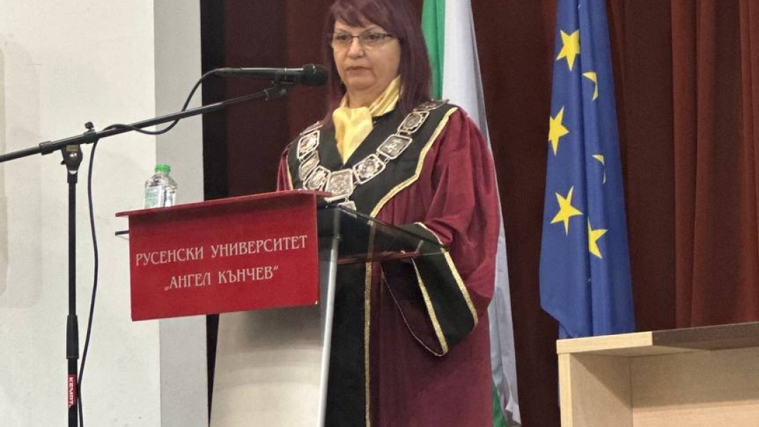 Mayor Pencho Milkov congratulates the Class of 2025 of the University of Ruse