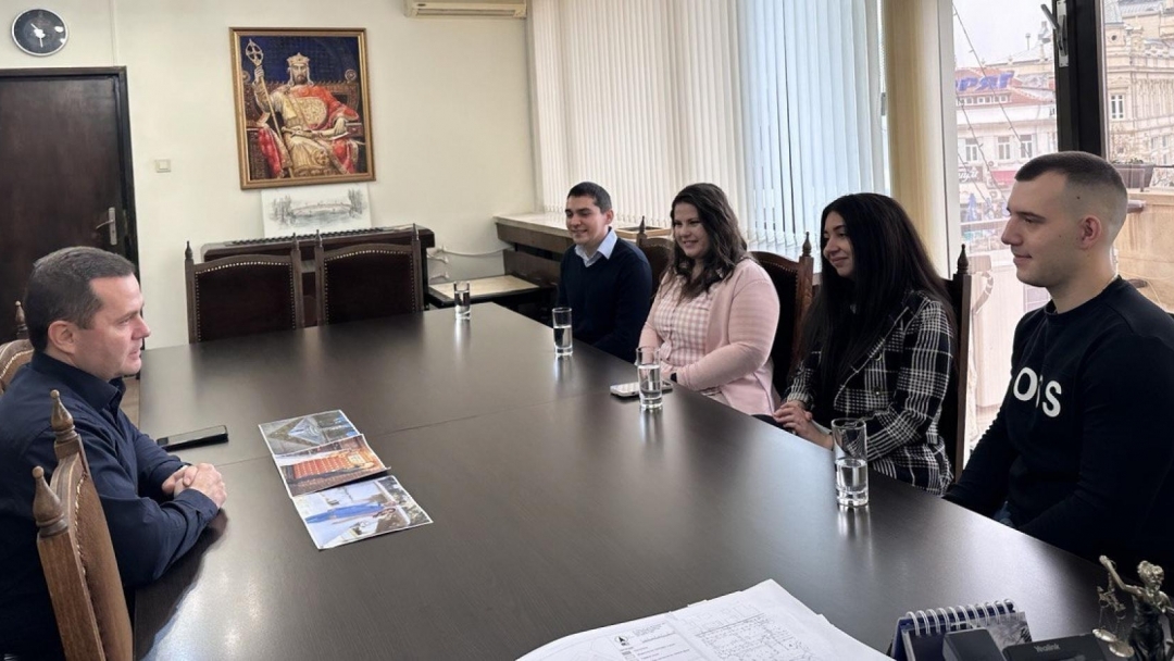 Кметът Пенчо Милков награди победителите в конкурса за най-атрактивна семейна снимка