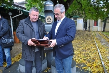 Възстановиха чешмичката срещу халите