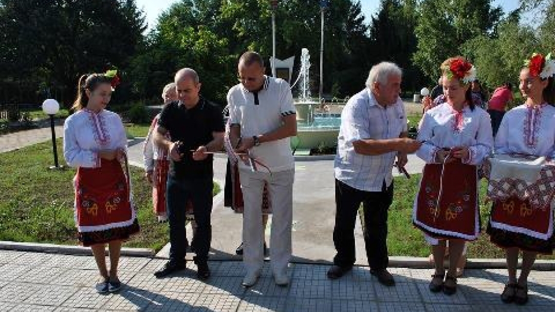 Кметът на Община Русе откри новоизградения фонтан в Сандрово