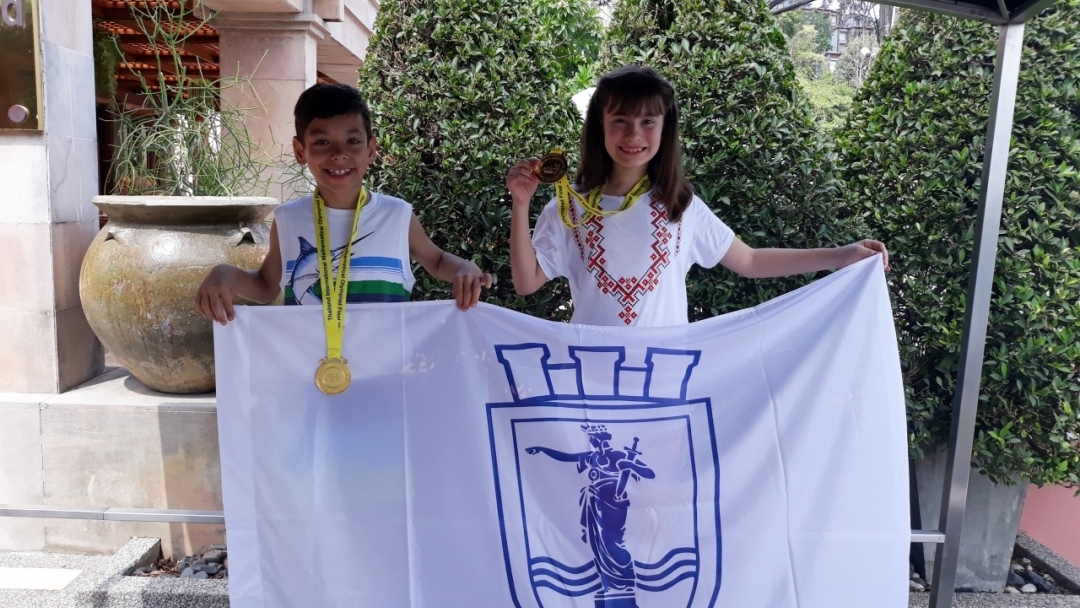 Два златни медала за математици от Русе от олимпиада в Тайланд