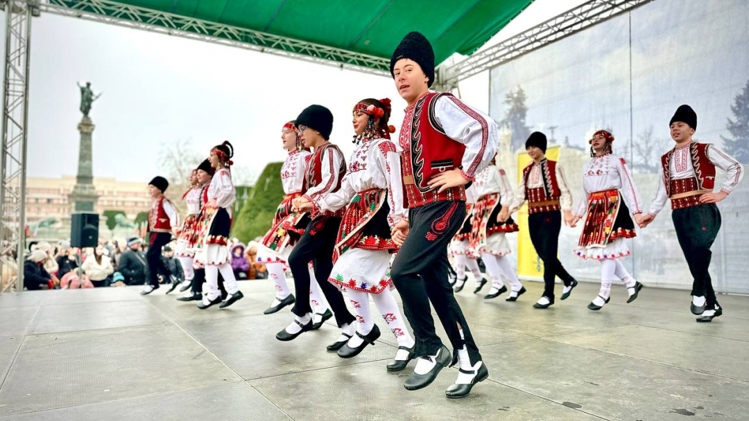 Стотици русенци пяха заедно с Братя Аргирови по време на концерта „Не на насилието, да на доброто!“ 