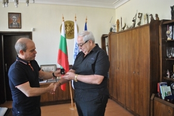 Кметът Пламен Стоилов връчи златна значка „Русе“ на маестро Вили Икономов