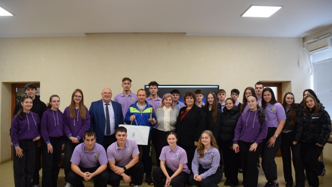 Наградиха учителите, носители на званието „Посланик на свободния дух в моето училище“ 202