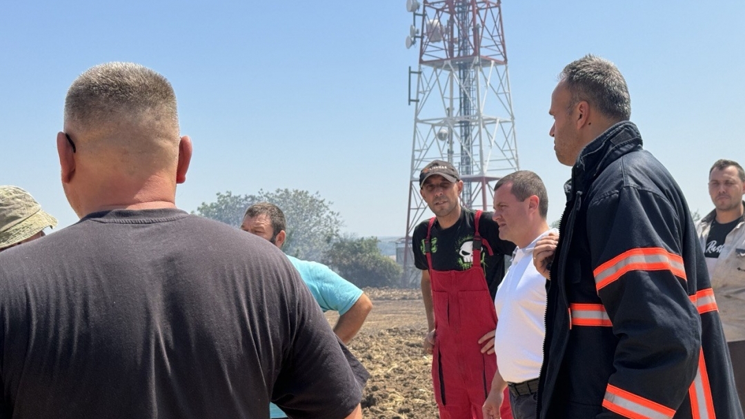 Критичната ситуация с пожара в с. Николово е овладяна, продължава гасенето в отделни участъци