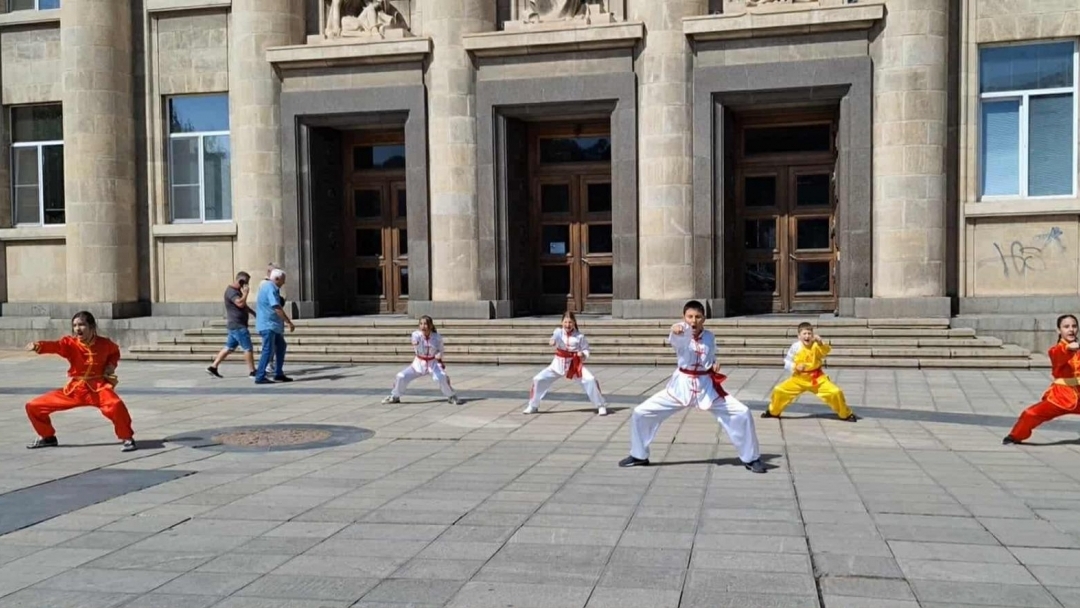 Флашмоб и демонстрации дадоха старт на творческия сезон в Младежкия дом