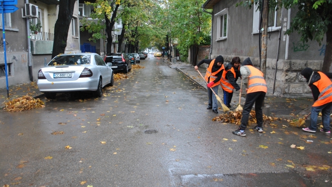 Продължава почистването на улици и тротоари от паднали листа и кестени, както и отпушването на шахти в целия град