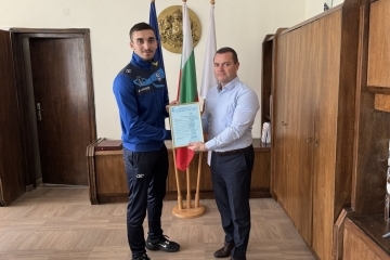 Volleyball player Valentin Mutafov was awarded by Mayor Pencho Milkov for "Sportsman of the Month"