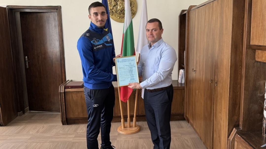 Volleyball player Valentin Mutafov was awarded by Mayor Pencho Milkov for "Sportsman of the Month"