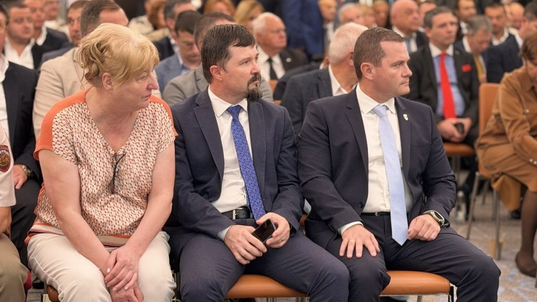 Договор за 8 нови електробуса за Русе бе подписан в присъствието на премиерите на България и Чехия и кмета Пенчо Милков