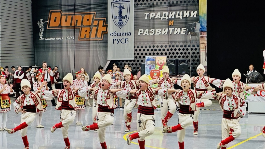 Над 800 участници представиха силата на българския фолклор в тазгодишното „Коледно надиграване“ в Русе