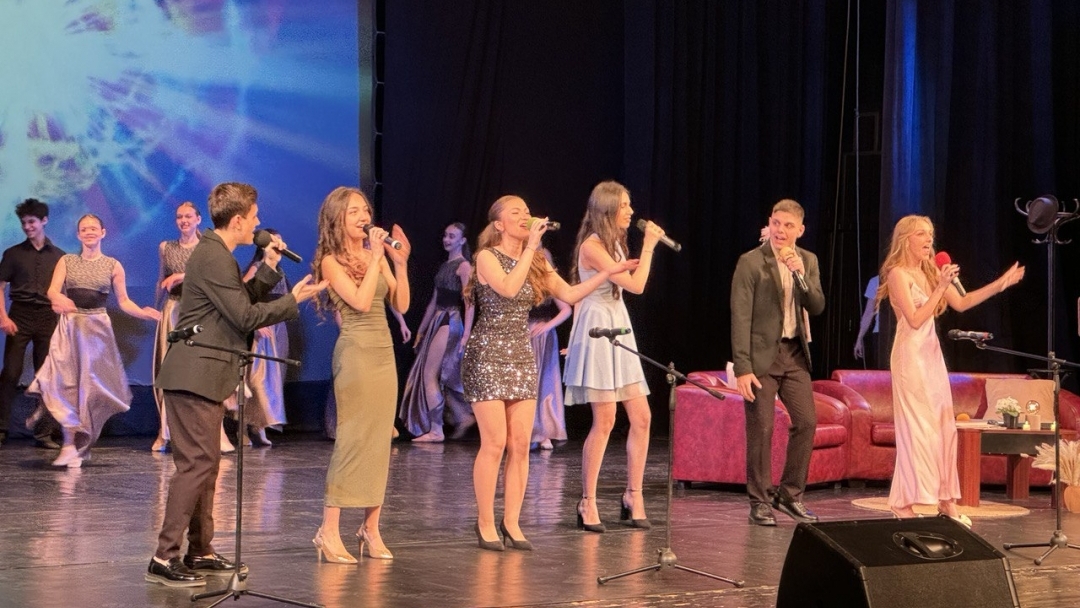 Детска вокална група „Слънце“ изпрати своите абитуриенти с концерт в Доходното здание