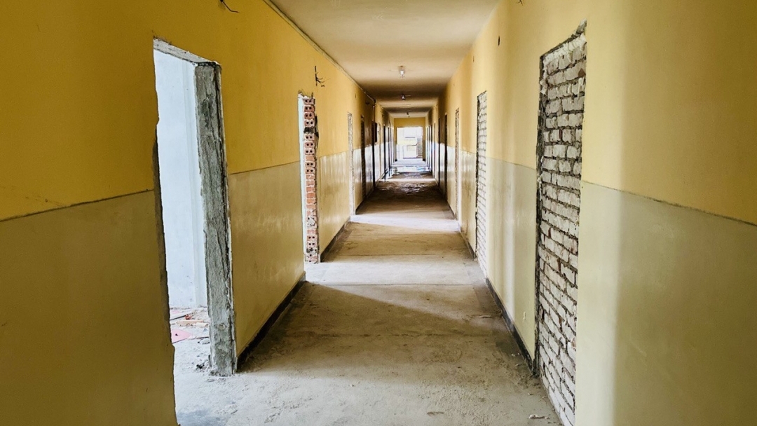 Кметът на Русе провери изпълнението на проекта за обновяване на ученическото общежитие в Образцов чифлик 