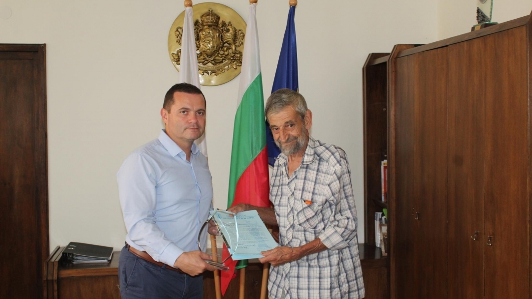 Дългогодишният съдия по водомоторен спорт Христо Басарболиев бе награден от кмета Пенчо Милков