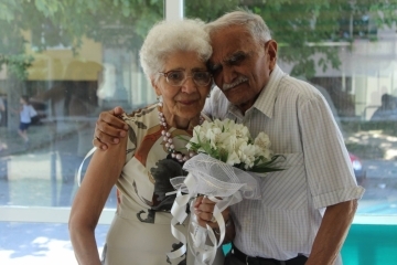 Кметът Пламен Стоилов поздрави семейство за 65-тата им годишнина от сватбата