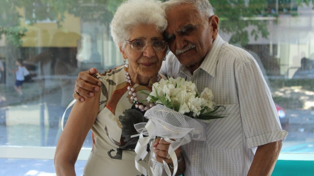 Кметът Пламен Стоилов поздрави семейство за 65-тата им годишнина от сватбата