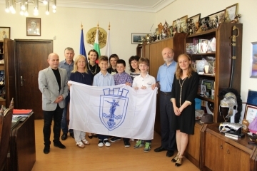 Кметът Пламен Стоилов и заместник-кметът Наталия Кръстева пожелаха успех на математиците-участници в Олимпиадата в Сингапур през юли