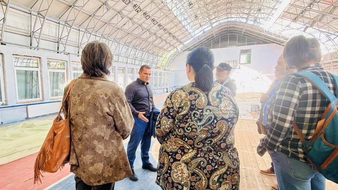 Кметът Пенчо Милков провери напредъка по ремонта на физкултурния салон в ОУ „Олимпи Панов“