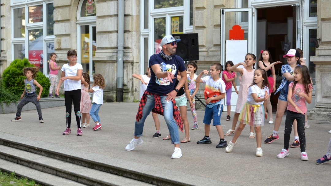 Кметът Пенчо Милков откри XVI Туристическо изложение „Уикенд туризъм“ и XIII Фестивал на туристическите забавления и анимации. Днес програмата продължава с концерта на квартет „Destiny”