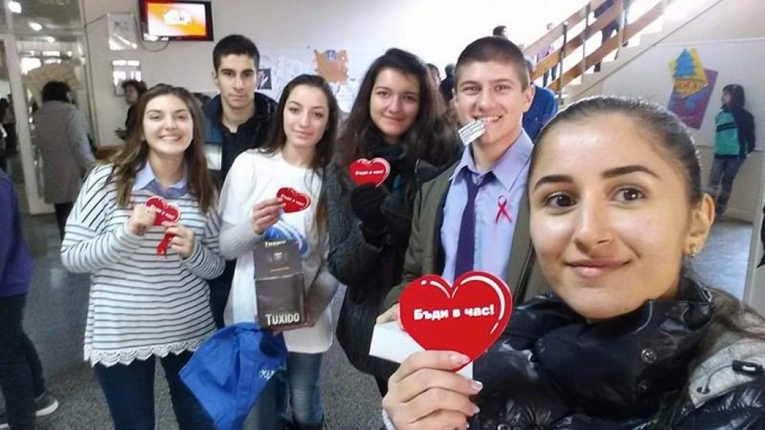 Доброволци от Младежкия парламент към Общински младежки дом - Русе отбелязаха Междеународния ден за борба със СПИН