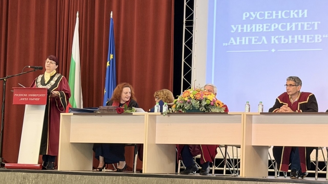 Юридическият факултет на Русенския университет връчи дипломите на своите абсолвенти