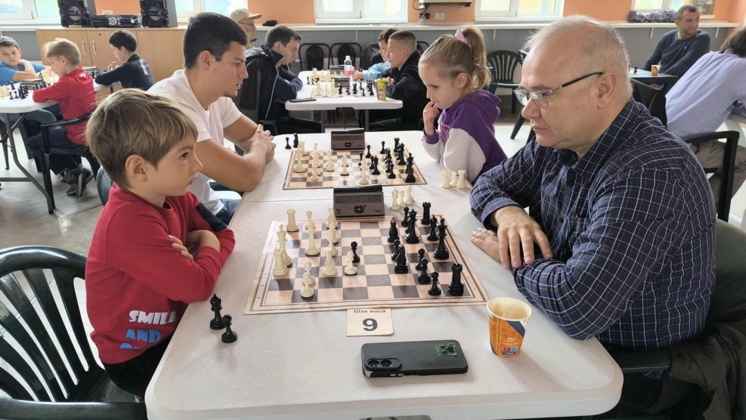 Шахматен турнир събра три поколения играчи в Общинския младежки дом в Русе