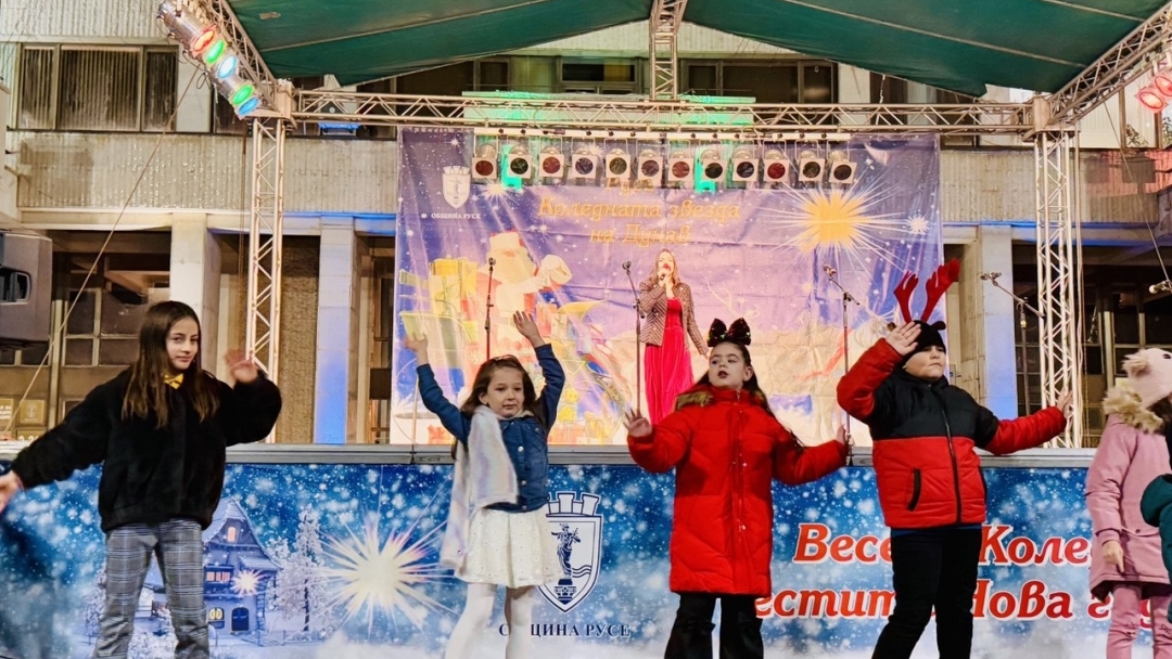 Кметът Пенчо Милков запали светлините на Коледната елха в Русе  