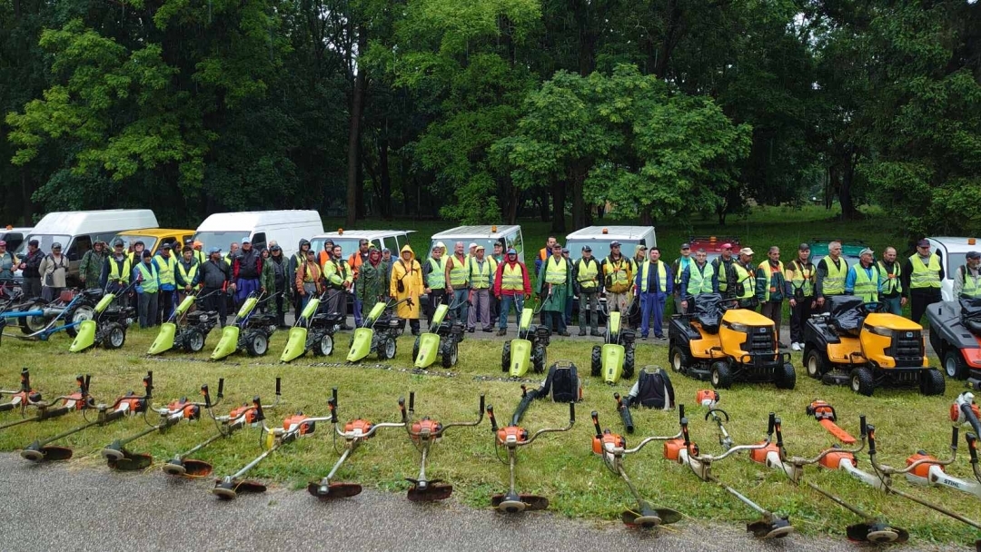 С нова техника и още работници ДЗЗД „Паркстрой“ и ОП „Паркстрой“ продължават косенето на тревните площи в Русе.  След настояване на общината ще се коси и в дъжд