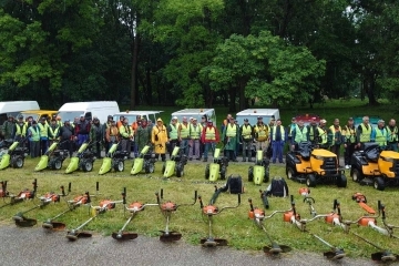 С нова техника и още работници ДЗЗД „Паркстрой“ и ОП „Паркстрой“ продължават косенето на тревните площи в Русе.  След настояване на общината ще се коси и в дъжд