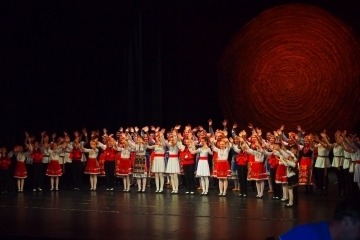 Грандиозен годишен концерт поднесоха танцьорите от Фолклорна танцова студия „Зора”