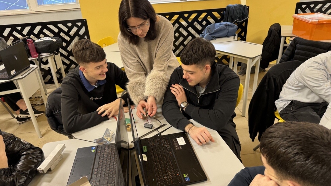 Ученици от ПГИУ „Елиас Канети“ представиха иновативни бизнес идеи пред министъра на образованието и кмета на Русе