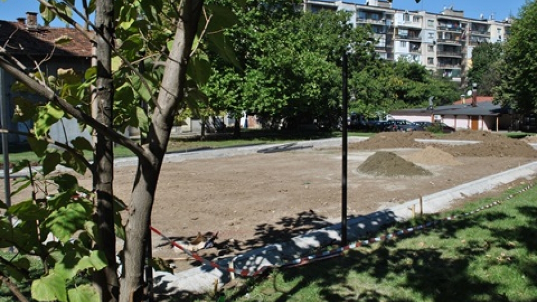 Кметът инспектира дейностите по изграждането на ново спортно игрище