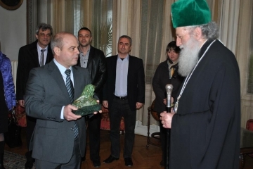 Бронзов лъв за патриарх Неофит от кмета Пламен Стоилов 