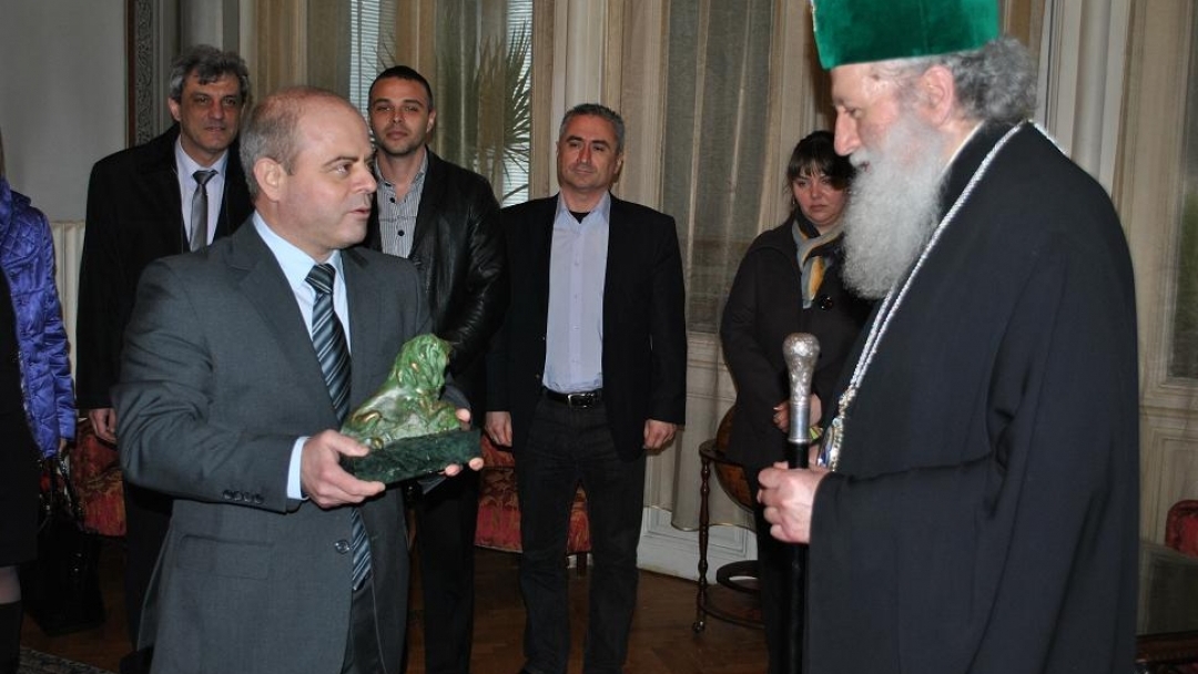 Бронзов лъв за патриарх Неофит от кмета Пламен Стоилов 