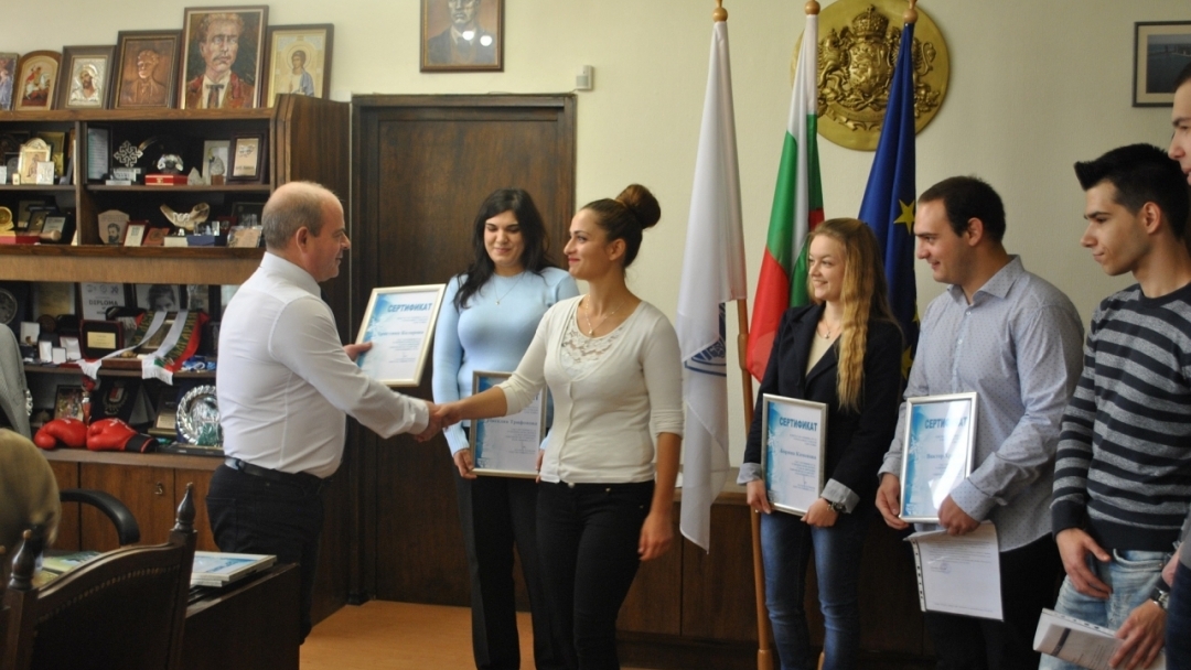 Кметът Пламен Стоилов връчи сертификати на студенти за успешно проведен стаж в Общината