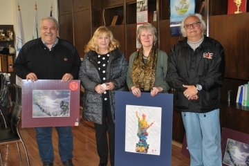 Художникът Валентин Карапетров дари на Община Русе картини с облика на Паметника на свободата