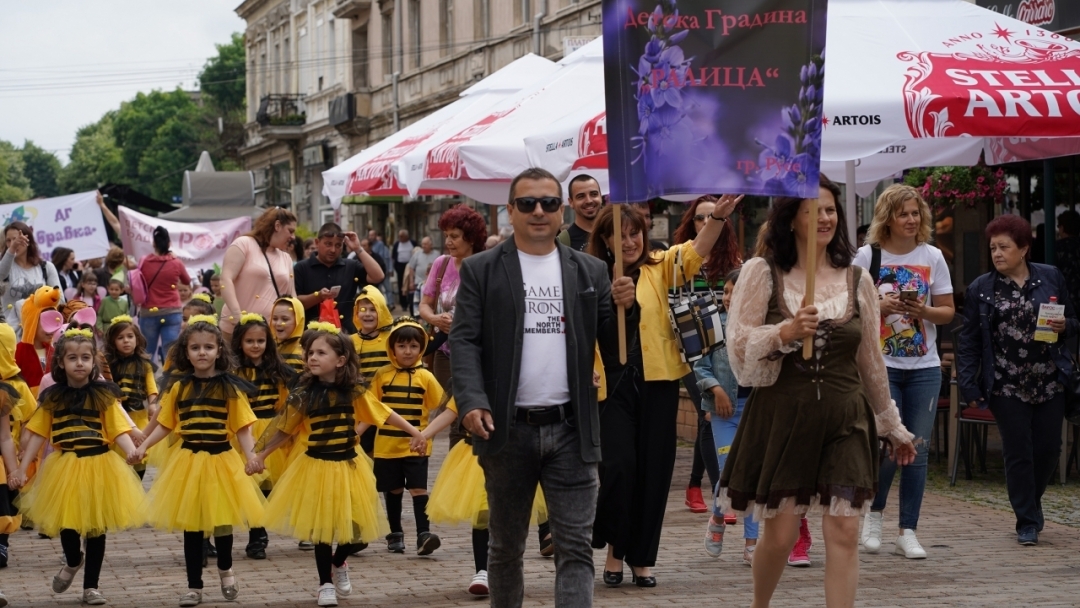 Малчугани от всички общински детски градини се включиха в шествие и разказваха приказки на пет сцени