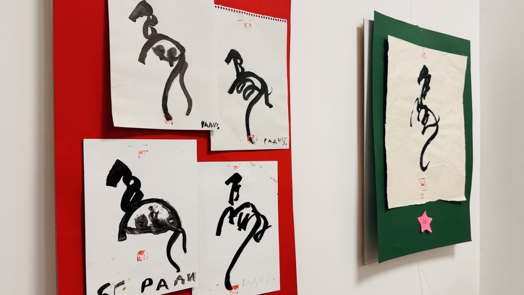 Калиграфия и детско творчество се срещнаха в изложбата „Годината на огнения кон“ в Русе