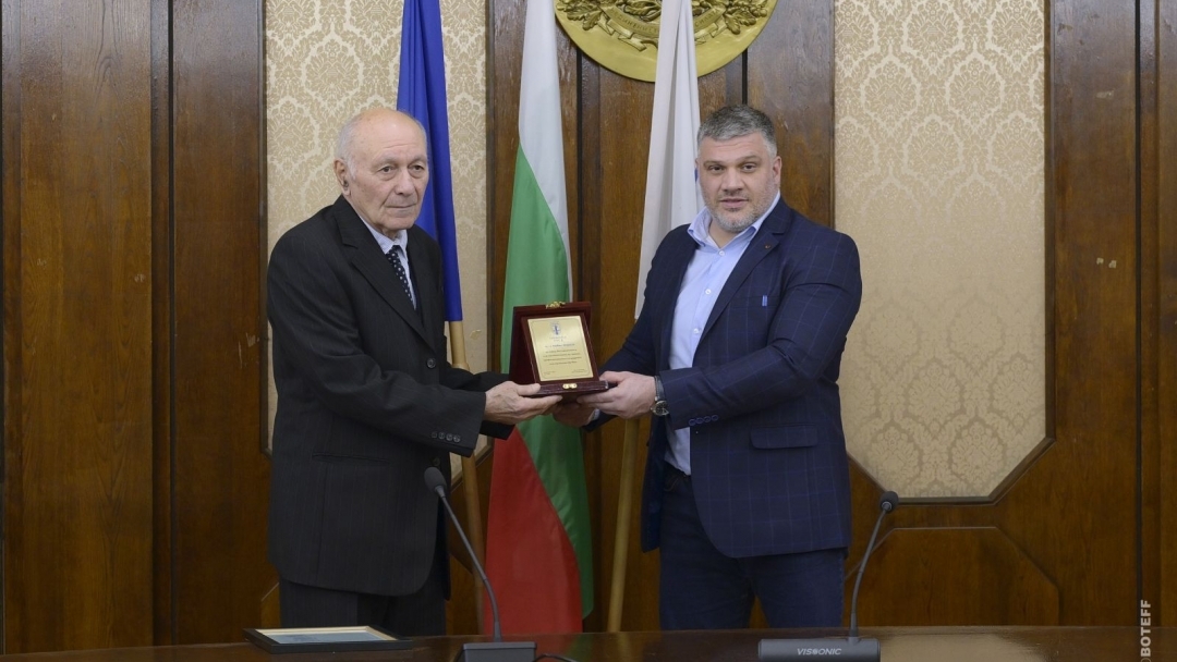Легендарният вратар на "Дунав" Любен Марков бе отличен от Община Русе за своята 80-годишнина