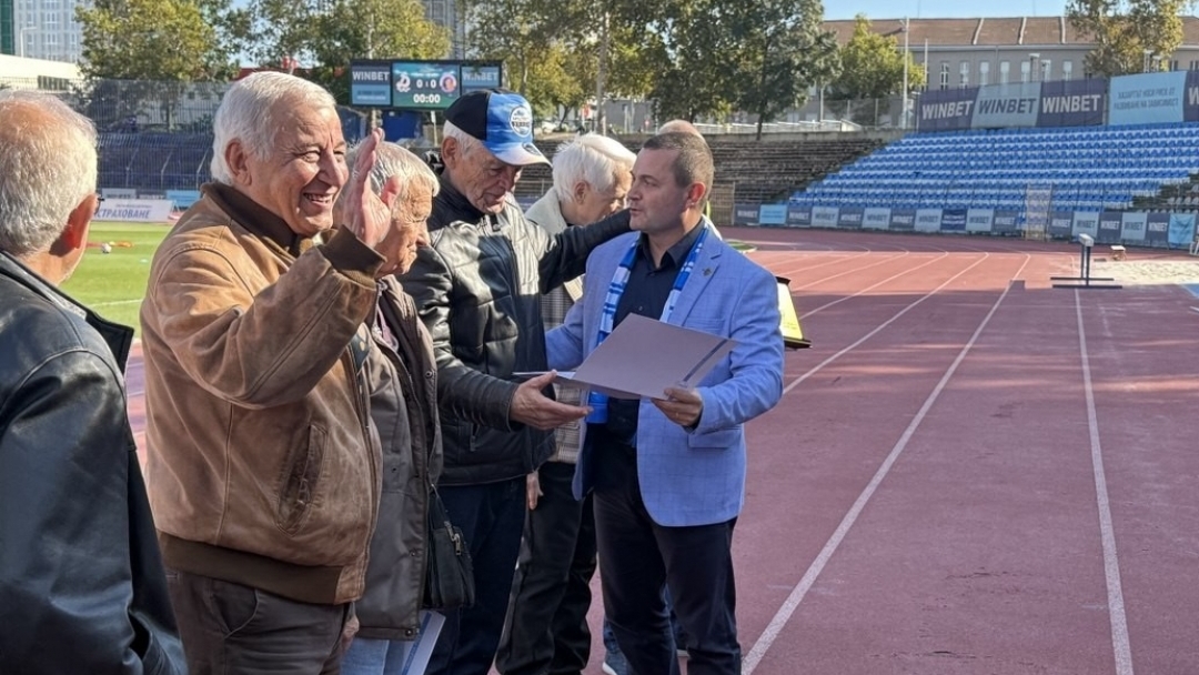 Mayor Pencho Milkov honored the legends of Ruse football who defeated the Roma team 50 years ago