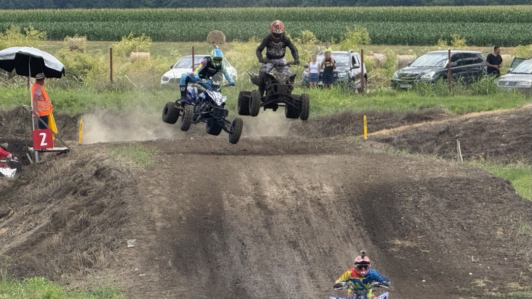 40-метрови скокове и скоростни битки завладяха  полигона  Godzilla MX Track в Сандрово