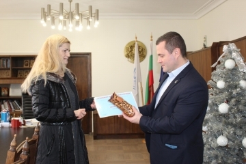 Сдружение „Дунавско сияние“ награди Община Русе за съдействието ѝ в благотворителните инициативи през годината