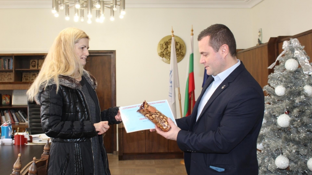 Сдружение „Дунавско сияние“ награди Община Русе за съдействието ѝ в благотворителните инициативи през годината