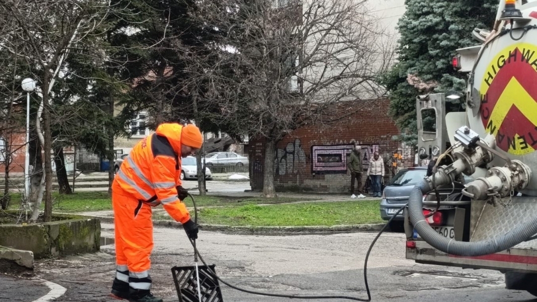 Общинските екипи извършват планирани дейности по поддържане на уличната мрежа и градската среда в Русе