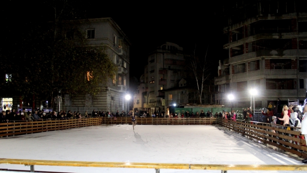 Ледената пързалка в центъра ще радва русенци до 21-ви януари