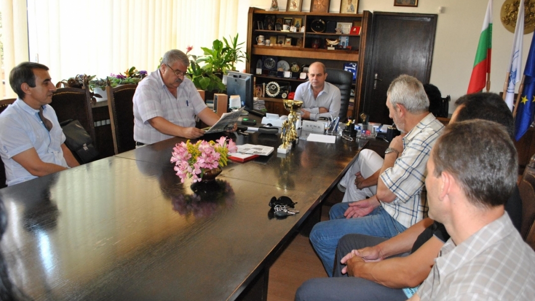 Волейболна топка получи Кметът Пламен Стоилов като подарък от русенските участници в Деветата международна учителска спартакиада