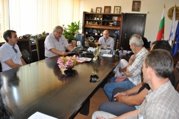 Волейболна топка получи Кметът Пламен Стоилов като подарък от русенските участници в Деветата международна учителска спартакиада