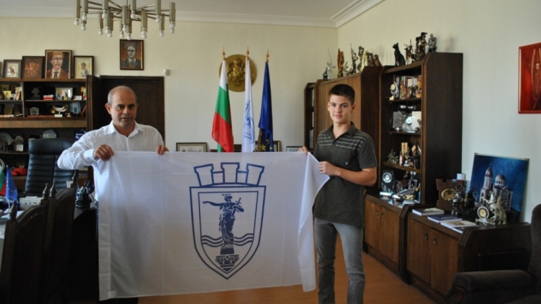 Най-добрият скейтър на България със знаме от Община Русе